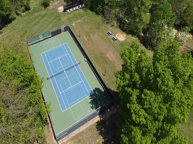 Sơn 5 lớp sân tennis-pickleball với Sơn có 10% hạt cao su Plexipave USA trên mặt xi măng